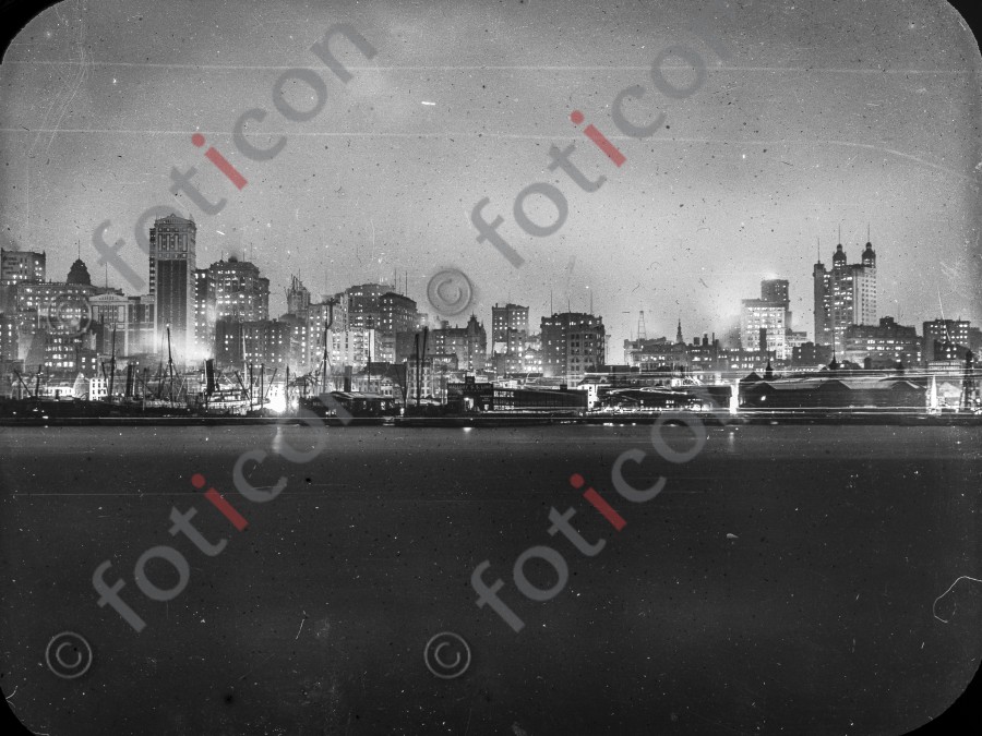 Skyline von New York  in der Nacht | New York skyline at night - Foto simon-titanic-196-057-sw.jpg | foticon.de - Bilddatenbank für Motive aus Geschichte und Kultur